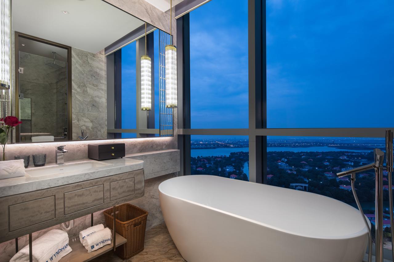 Wyndham Grand Suzhou Fenhu Hotel Xinta Bagian luar foto